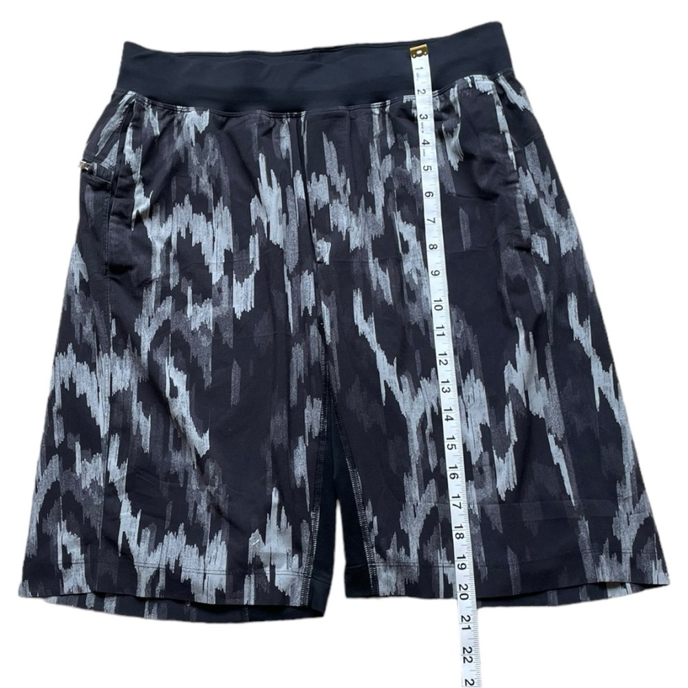 Lululemon Camo Shorts (M) - Picture 3 of 5